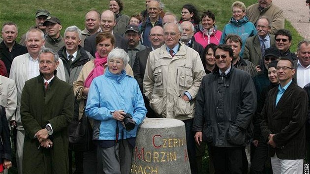 Potomci lechtickch rod se seli u Lun boudy v Krkonoch. Zprava Wladimir Aichelburg, Alexandra Czernin-Morzin, Christina Czernin-Morzin, Alexander Czernin-Morzin a Michael Czernin.