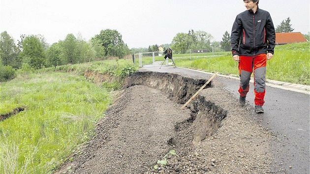 Mu pozoruje sesuv v ulici Podlesí v Karviné-Ráji. Poblí stojí dva domy, jejich obyvatele vyzvala mstská policie, aby radji na as odeli.