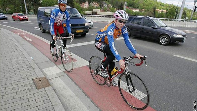Pruh vyhrazený pouze cyklistm. Jejich vyznaení je levnjí ne budování...