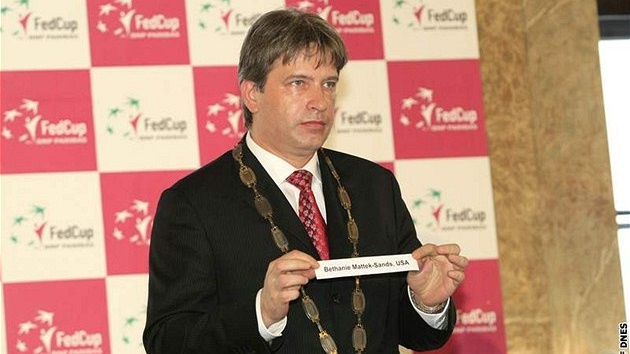 Brn�nský primátor Roman Onderka p�i losování tenisového Fed Cupu v dubnu 2010.