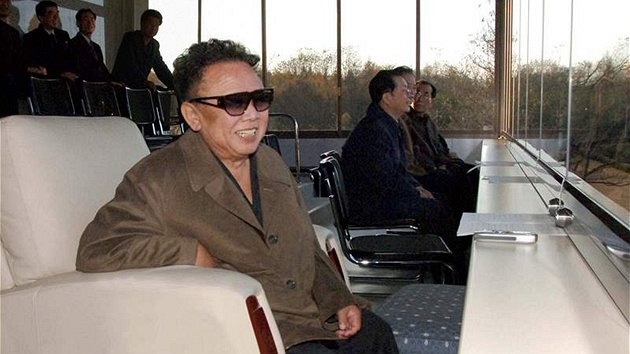 Snímek údajn zachycuje Kim ong-ila pi sledování armádního fotbalového zápasu.