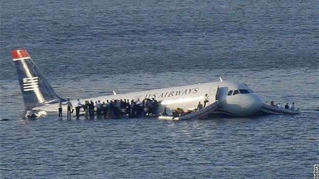 Na řece Hudson v New Yorku nouzově přistál dopravní airbus. (15. ledna 2009)