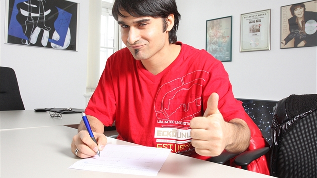 Radek Banga podepisuje smlouvu u Supraphonu na novou desku Gipsy.cz (Praha, 21....