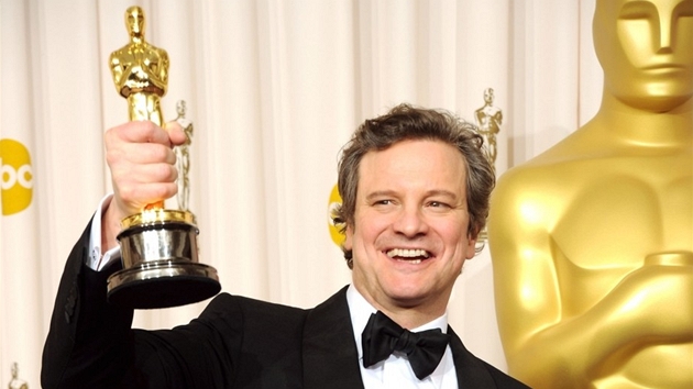 KRÁL KRÁLEM. Hvězdou večera se stal bezpochyby herec Colin Firth, který si odnesl Oscara za ztvárnění britského panovníka ve filmu Králova řeč.