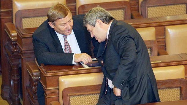 Poslanci KSM Miroslav Grebeníek a Vojtch Filip v Poslanecké snmovn. (15. záí 2009)