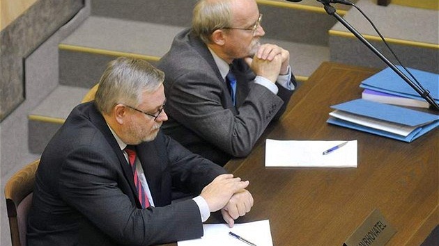 Pedkladatel stínosti senátor Jií Oberfalzer (vlevo) s advokátem u Ústavního soudu v Brn. (3. listopadu 2009)