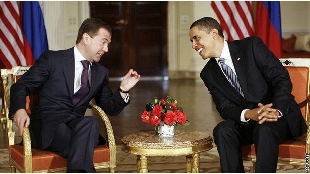 Americký prezident Barack Obama (vpravo) zahájil své evropské turné sch�zkou s ruským prezidentem Medved�vem.. (1. dubna 2009)