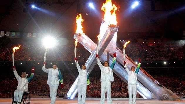 Olympijský ohe hoí, sportovní hry ve Vancouveru mou zaít. (12. února 2010)