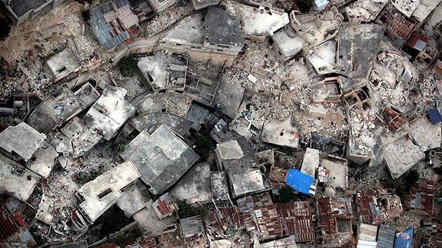 Letecký pohled na trosky dom� v Port-au-Prince.