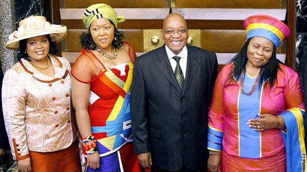 Prezident JAR Jacob Zuma se svými man�elkami (zleva: Nompumelelo Ntuli, Tobeka Madiba a Sizakele).