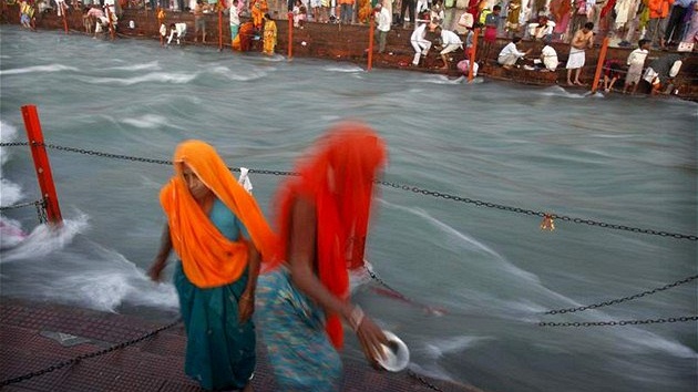 V indickém Haridváru koní jedna z nejvtích hinduistických poutí Kumbh Mela. Bhem jednoho msíce dlouhé slavnosti navtívilo severoindické msto 10 milion vících, aby zde v ece Ganze provedli oistnou koupel. (30. bezna 2010)