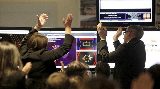 Vdci v Evropské organizaci pro jaderný výzkum (CERN) se radují po úspné simulaci Velkého tesku. (30. bezna 2010)