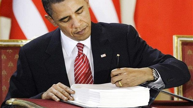 Americký prezident Barack Obama při podpisu smlouvy START ve Španělském sále na Pražském hradě. (8. dubna 2010)
