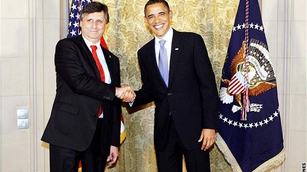 Barack Obama vt premira Jana Fischera ped slavnostn vee v rezidenci USA. (8. dubna 2010)