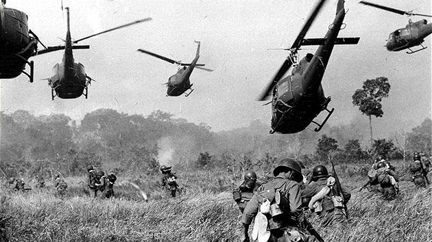 Americké helikoptéry kryjí v beznu 1965 stelbou jihovietnamské vojáky pi...