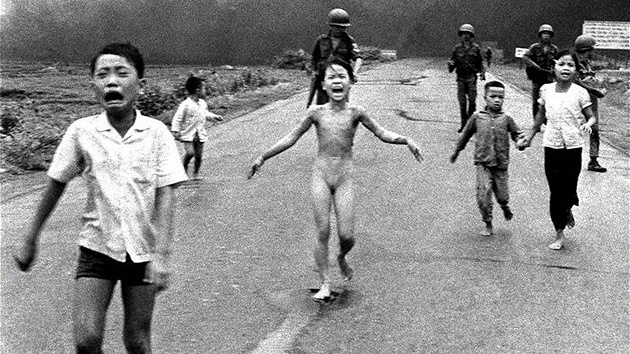 Jeden z nejslavnjch snmk z vietnamsk vlky zachycuje zden dti pi tku ped napalmem, kterm letadla Jinho Vietnamu zatoila 8. ervna 1972 na dajn skre Vietkongu pobl Trang Bang. Jeden z letoun omylem shodil napalm na jihovietnamsk vojky a civilisty. Vystraen dvka na snmku ze sebe pi tku strhla hoc aty.