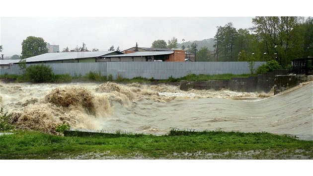 Rozbou�ená �eka Ostravice na splavu ve Sviadnov�. (17. kv�tna 2010)