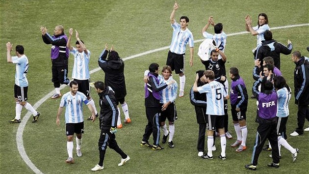 Argentinec Gonzalo Higuaín se raduje ze vstelené branky do jihokorejské sít. (17. ervna 2010)