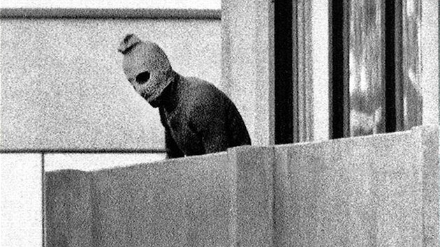 Jeden z palestinskch terorist, identifikovan jako Chalid Davad, na balkn domu, kde byla ubytovna izraelsk vprava. (5. z 1972)