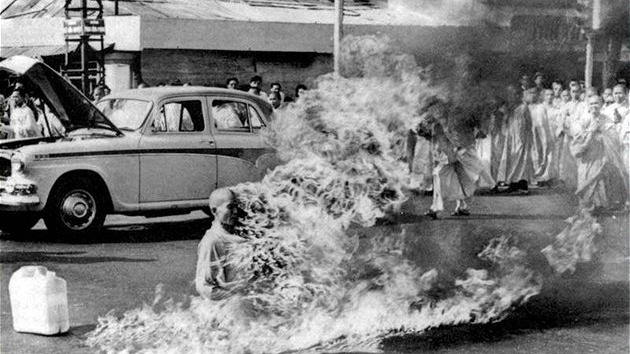 Upálení vietnamského buddhistického mnicha na ulici v Saigonu (11. ervna 1963)