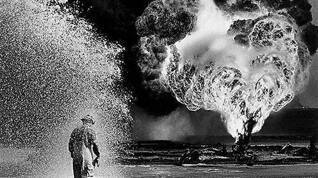 Hasii se snaí uhasit hoící ropný vrt v Kuvajtu. (1991)