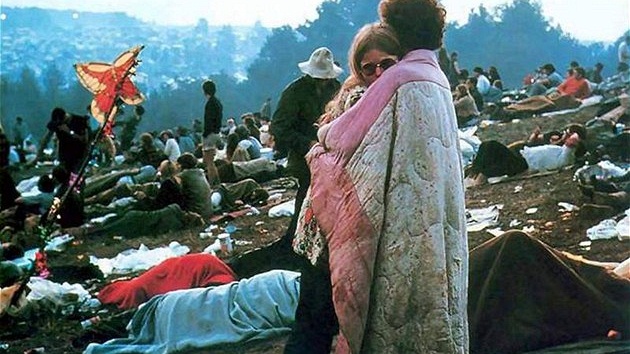 Milenci na největším hudebním festivalu ve Woodstocku v USA. (17. srpna 1969)