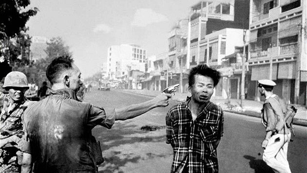 Jihovietnamský generál Nguyen Ngoc Loan stílí na ulici v Saigonu do hlavy údajného dstojníka Vietkongu Nguyen Van Lema, známého jako Bay Lop. (1. února 1968)