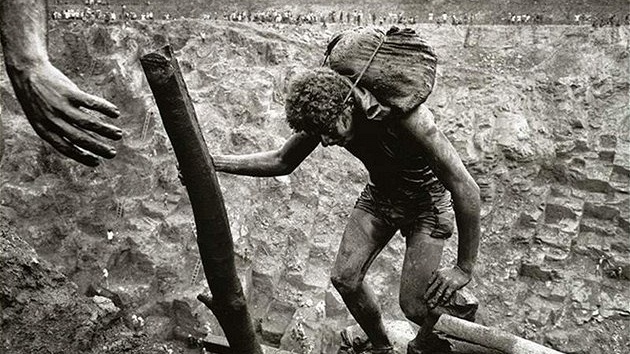 Dlníci ve zlatém dole Serra Pelada v Brazílii. (1986)