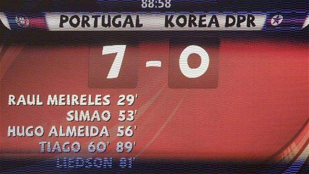 Sv�telná tabule s výsledným skóre minutu p�ed koncem utkání  Portugalsko vs. KLDR. (21. �ervna 2010)