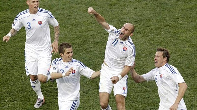 Slovák Robert Vittek (druhý zprava) se se spoluhrá�i raduje ze vst�elené branky do italské sít�. (24. �ervna 2010)