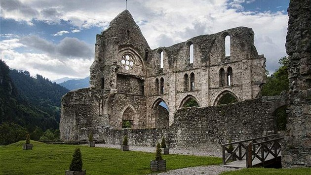 Zbytky cisterciánského kláštera d'Aulps u vesnice Saint-Jean-d'Aulps ve Francii.