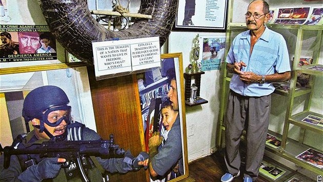 Delfín González vedle fotografie ze zásahu americké pohraniní stráe v jeho dom. Byl to zloin proti lidskosti, e odtud Eliána odvlekli, íká.