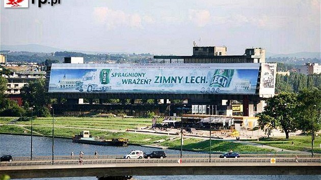 Nedaleko hradu Wawel v polském Krakov� se objevil reklamní billboard s pivem Lech.
