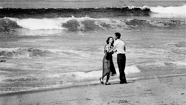Manželé chvíli poté, co jejich devatenáctiměsíční dítě zmizelo ve vlnách Tichého oceánu. (2. dubna 1954)