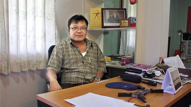éf thajské poboky televize Democratic Voice of Burma Toe Zaw Latt ve své skromné kancelái 