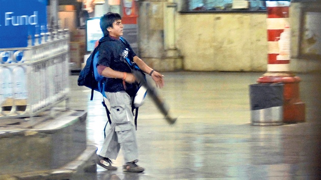 Atentátník Kasab prochází vestibulem nádraí v Bombaji. Teroristé tam pálili z...