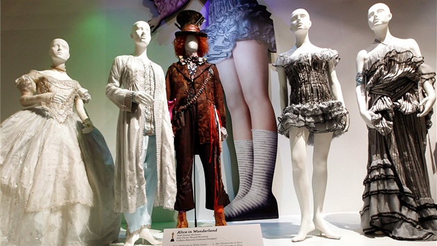 Výstava kostým oscarových film v Los Angeles - Alenka v íi div.