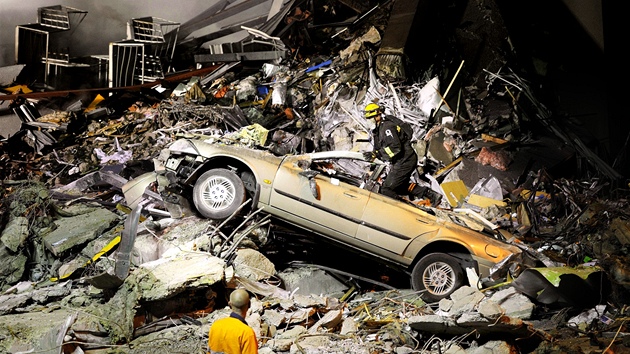 Záchranái hledají obti pod troskami budovy novozélandské televizní stanice Canterbury v Christchurchu. (23. února 2011)