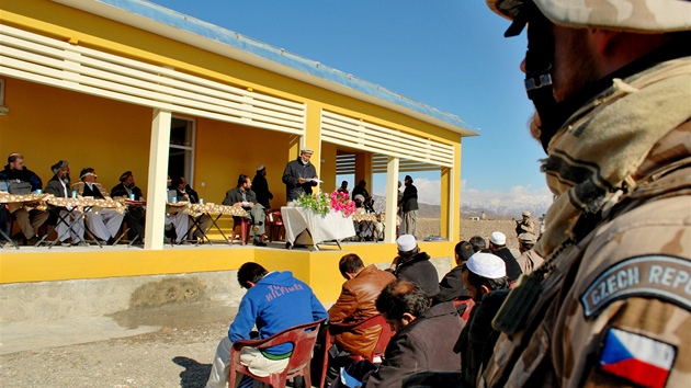 Místní noviná�i si d�lají poznámky, zatímco �editel odboru zem�d�lství lógarské...