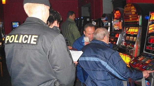K tomu, aby v �esku ubývalo nelegáln� zam�stnaných cizinc�, zatím p�íli� nepomáhají ani policejní razie. Vláda chce zm�nou zákona p�itla�it na firmy, které jim dají práci.