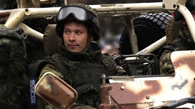 Pehlídku zahájil prezident Václav Klaus, po nm nastoupily útvary pchoty. Ty vystídala vojenská technika vetn tank T-72M4 CZ (na snímku).