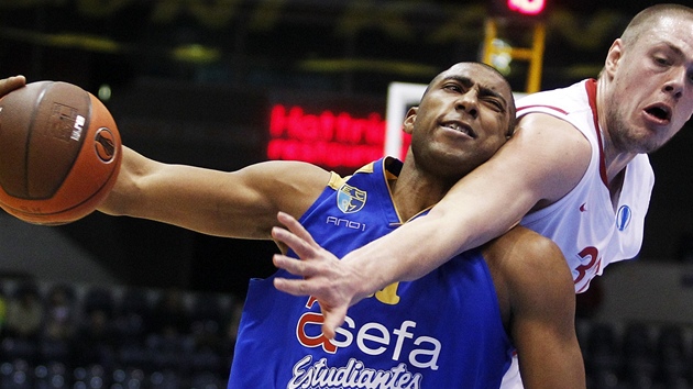 TUHÝ BOJ, T�SNÁ PROHRA. basketbalisté Nymburka se rvali o první výhru v osmifinále Evropského poháru jako lvi, které mají ve znaku. Vladimir �timac (v bílém), nejlep�í mu� jejich sestavy, to dokazuje. Estudiantes Madrid ale vyhráli o dva body