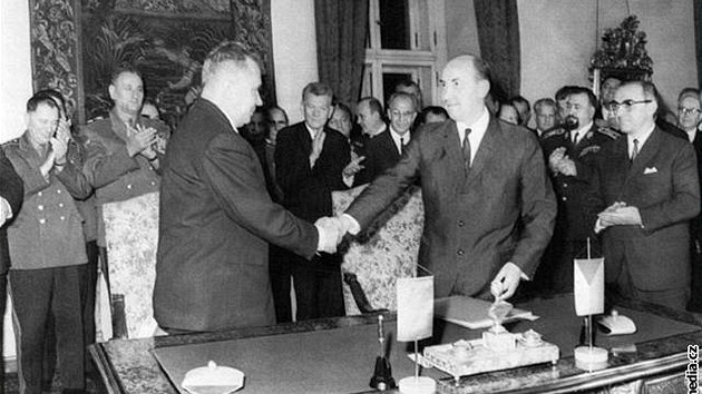 Kosygin a Černík při podpisu Smlouvy o pobytu vojsk