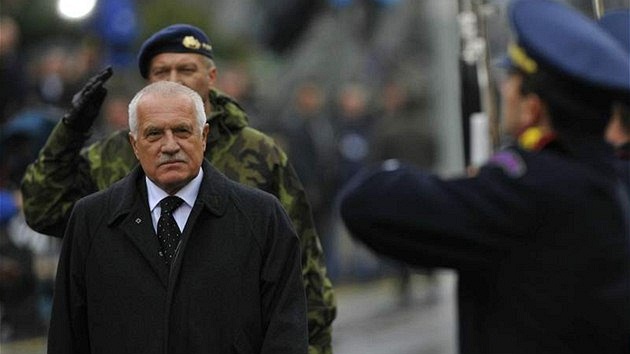 Pehlídku zahájil prezident Václav Klaus, po nm nastoupily útvary pchoty. Ty vystídala vojenská technika vetn tank T-72M4 CZ (na snímku).