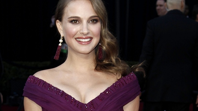 Favoritka na cenu za nejlepí enskou hlavní roli Natalie Portmanová (erná...