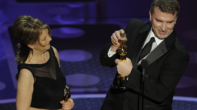 Robert Stromberg s oscarem za výpravu (snímek Alenka v íi div)