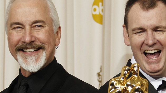 Rick Baker (vlevo) a Dave Elsey s Oscary za makeup ve snmku Vlkodlak