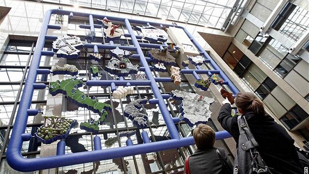 Lidé si v Bruselu prohlíejí provokativní plastiku Entropa od výtvarníka Davida erného (12. ledna 2009)