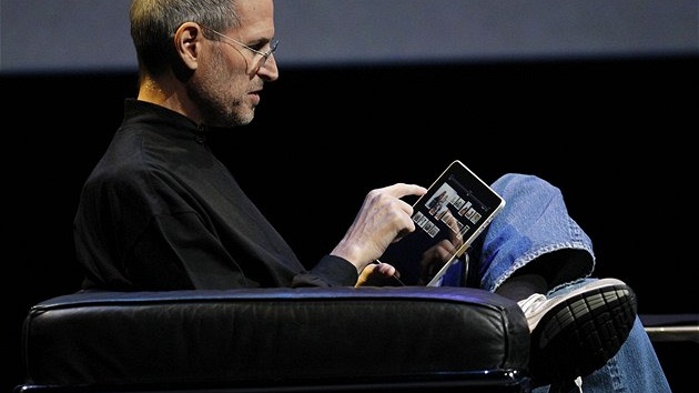 éf Applu Steve Jobs pedstavuje nový tablet iPad.