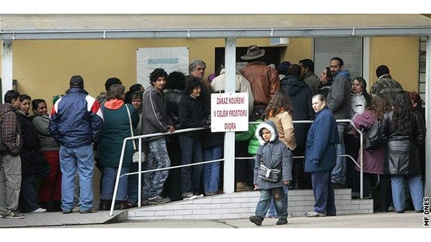 Fronta na sociální dávky před chomutovským městským úřadem (23. února 2009)